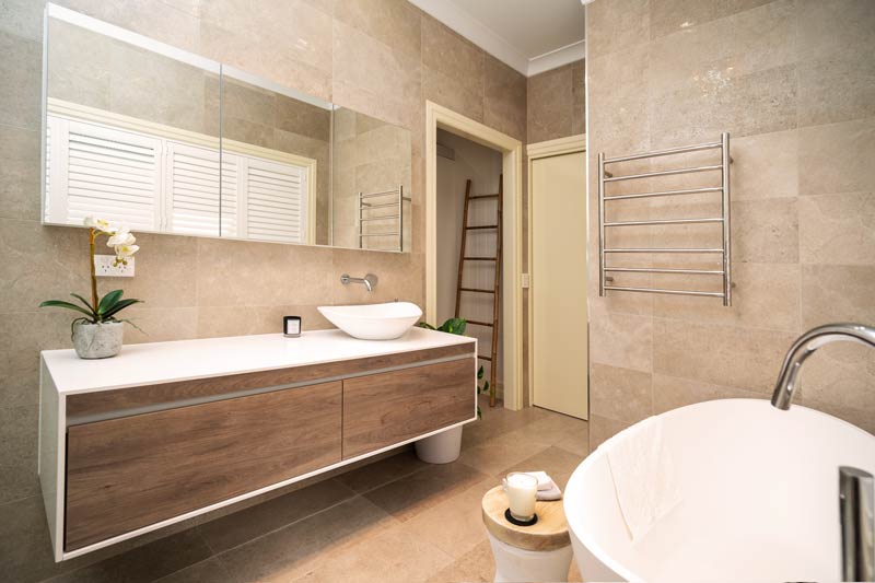 Brisbane Bathroom Company KBI 2019 Finalist - Modern Large bathroom with single basin vanity
